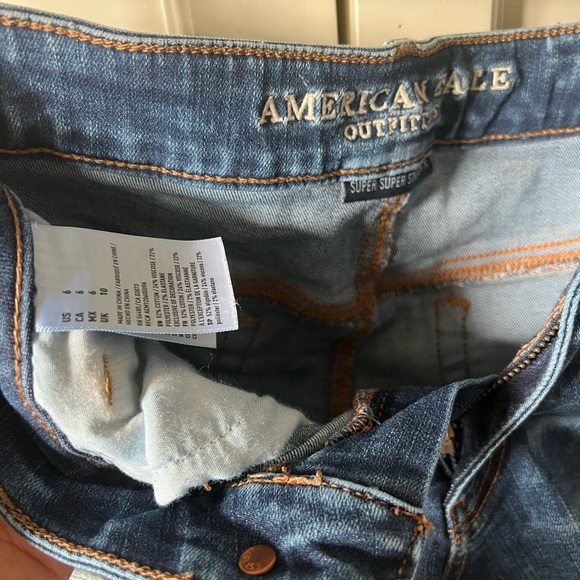 AMERICAN EAGLE distressed shorts in Size6 - Picture 2 of 3